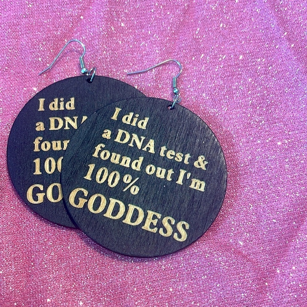Empowering and beautifully crafted earrings - Picture 2 of 4